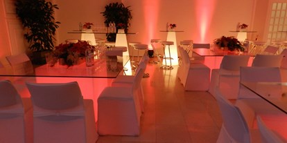 Hochzeit - Parkplatz: nicht vorhanden - Wien - Galabestuhlung mit LED Glasgalatischen und LED Leuchtstehtischen  - Novomatic Forum