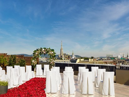 Hochzeit - Sommerhochzeit - Wien - Atmosphere Rooftop Bar im Sommer - Standesamtliche oder Freie Trauung - The Ritz-Carlton, Vienna