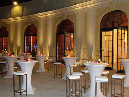 Hochzeit - Hochzeitsessen: Catering - Wien - Terrasse vor dem Saal Maria Theresia (fixer Bestandteil jeder Buchung dieses Raumes) - Schloss Schönbrunn Orangerie und Apothekertrakt 