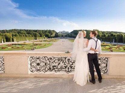 Hochzeit - Herbsthochzeit - Wien - Hochzeitsbilder können im Freibereich am ganzen Freigelände gemacht werden (ausgenommen sind die Bereiche mit gesondertem Eintritt)  - Schloss Schönbrunn Orangerie und Apothekertrakt 
