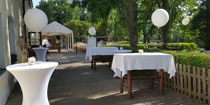 Hochzeit - Art der Location: Restaurant - Wien - Sektempfang und Eingang zu einer Gartenhochzeit - Berggasthof Magdalenenhof