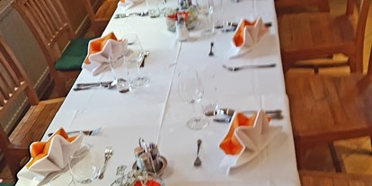 Hochzeit - Umgebung: in Weingärten - Wien - Tischdekoration bei einer Hochzeitsfeier im Lokal - Berggasthof Magdalenenhof