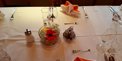 Hochzeit - Geeignet für: Produktpräsentation - Wien - Tischdekoration bei einer Hochzeitsfeier im Lokal - Berggasthof Magdalenenhof