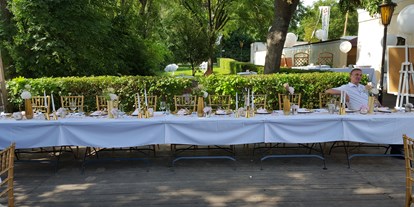 Hochzeit - Parkplatz: kostenlos - Wien - Tafel einer unserer Gartenhochzeiten - Berggasthof Magdalenenhof
