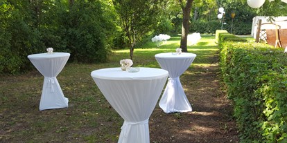 Hochzeit - Umgebung: in Weingärten - Wien - Sektempfang bei einer Gartenhochzeit - Berggasthof Magdalenenhof