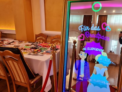 Hochzeit - Hochzeitsessen: Buffet - Wien - Eigener Spiegelfotobox Magic Mirror mit Hochzeit Requisiten und Hochteitsanimation - Hochzeitssaal Wien Rosental