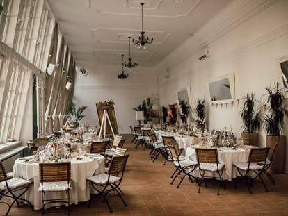 Hochzeit - Art der Location: Schloss - Wien - ORANGERIE festlich gedeckt. (c) Siohie Häusler  - Orangerie Europahaus Wien