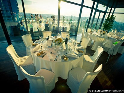 Hochzeit - barrierefreie Location - Wien - Runde Tische im Innenbereich der Wolke21 mit Blick auf Wien. - wolke21 im Saturn Tower