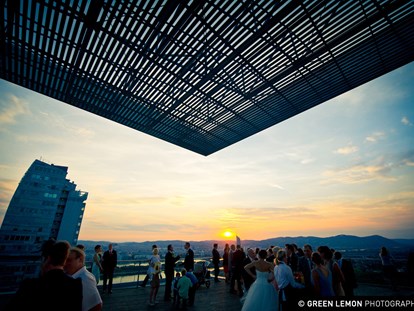 Hochzeit - Preisniveau: hochpreisig - Wien - Der Terrassenbereich der Wolke21 mit Blick auf Wien. - wolke21 im Saturn Tower