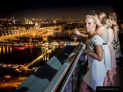 Hochzeit - Kinderbetreuung - Wien - Blick über ganz Wien von der Terrasse der Wolke 19.
foto © weddingreport.at - wolke19 im Ares Tower