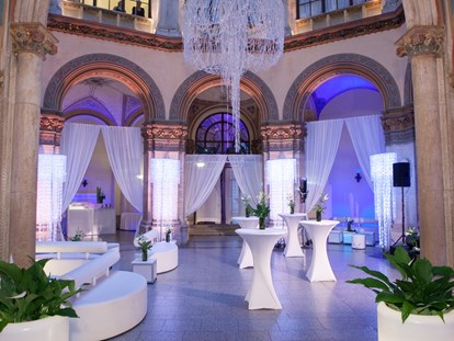 Hochzeit - Art der Location: Schloss - Wien - Arkadenhof als romantischer Aperitifbereich - Palais Ferstel