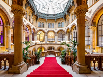 Hochzeit - Umgebung: in einer Stadt - Wien - Feststiege - Palais Ferstel