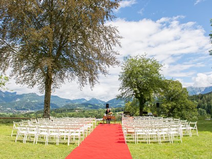 Hochzeit - Frühlingshochzeit - Oberösterreich - Trauung vor der Villa - Villa Bergzauber