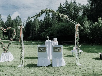 Hochzeit - Trauung im Freien - Eine Gartenhochzeit mit himmlischer Kulisse. - Bogner Aste 