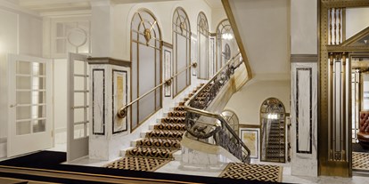 Hochzeit - Wien - Ein Stiegenhaus zum Verlieben - und um wunderbare Fotos zu schießen!  - Hotel Bristol Vienna