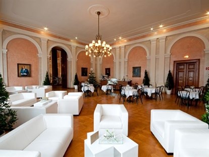 Hochzeit - externes Catering - Wien - Roter Salon mit angemietetem Loungemobiliar - Wiener Börsensäle