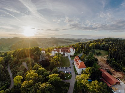 Hochzeit - Trauung im Freien - Den perfekten Ausblick auf das Thermenland Steiermark bietet der Schlosswirt Kornberg. - Schlosswirt Kornberg