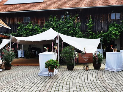 Hochzeit - Hochzeits-Stil: Rustic - Bezirk Deutschlandsberg - Zelt im Innenhof - Jöbstl Stammhaus 