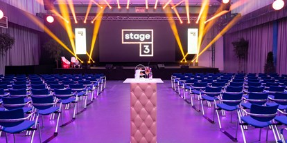 Hochzeit - Geeignet für: Filmproduktionen - Wien - Sicht auf die Bühne mit Kinobestuhlung (optional) - Stage 3 - the KINETIC Event Hall