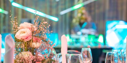 Hochzeit - Geeignet für: Vernissage oder Empfang - Wien - Tisch Setting - mögliche Variante mit Kinetic Ball (optional) Farbe auf Wunsch einstellbar - Stage 3 - the KINETIC Event Hall
