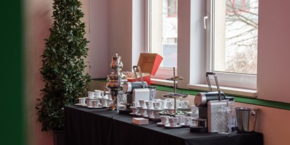 Hochzeit - Candybar: Sweettable - Wien - Foyer mit Cafe Station - Stage 3 - the KINETIC Event Hall