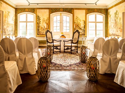 Hochzeit - Trauung im Freien - Tapetenzimmer mit eleganten Stuhlhussen - Schloss Luberegg
