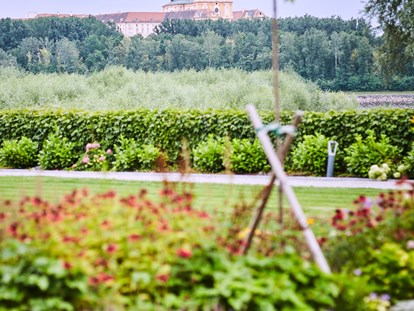 Hochzeit - Sommerhochzeit - wunderschöner Blick vom Garten auf das Stift Melk - Schloss Luberegg