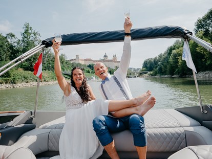 Hochzeit - Frühlingshochzeit - Wir organisieren gerne als besonderes Highlight eine Bootsfahrt mit unserem hauseigenen Boot - Schloss Luberegg