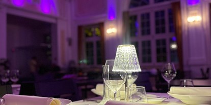 Hochzeit - Hochzeits-Stil: Urban Chic - Wien - Tisch (indoor Abend) - Kumar's Kitchen