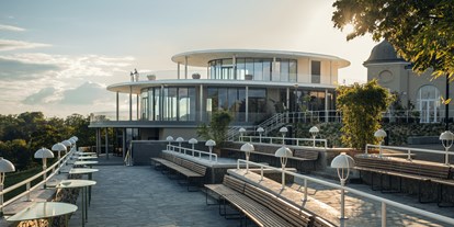 Hochzeit - Wien - Aussicht auf das Panoramahaus von der Terrasse des Rondell Café - Weitsicht Cobenzl