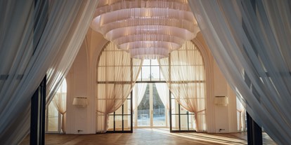 Hochzeit - Hochzeitsessen: mehrgängiges Hochzeitsmenü - Wien - Eingang in den Kuppelsaal vom Schloss - Weitsicht Cobenzl