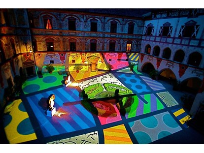 Hochzeit - Frühlingshochzeit - Lightshow in den Innenhof des Schlosses von Künstler Romero Britto  - Schloss Tratzberg
