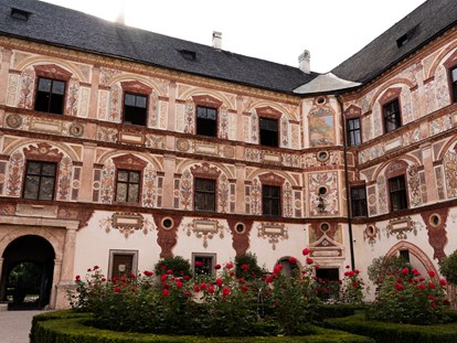 Hochzeit - Art der Location: Burg - Jenbach - Renaissance-Innenhof
900m2 - Der perfekte Platz für den Empfang um Ihren Gästen den 1. WOW-Effekt zu bieten - Schloss Tratzberg