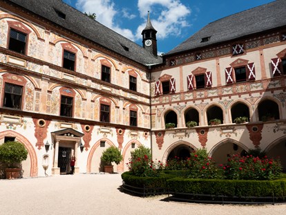 Hochzeit - Trauung im Freien - Innenhof (Eingang im Bild: Nordeingang - Haupteingang) - Schloss Tratzberg