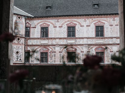Hochzeit - Parkplatz: kostenlos - Blick von der langen Tafel auf den Arkaden rein in den Renaissance Innenhof - Schloss Tratzberg