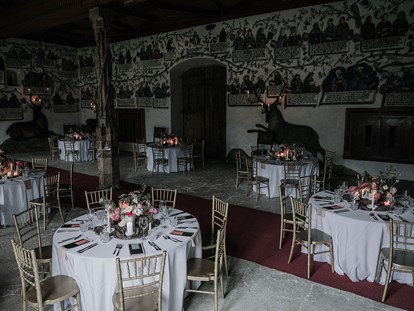 Hochzeit - Art der Location: Burg - Jenbach - Überblick einiger Tische im 180m2 Habsburgersaal - Schloss Tratzberg