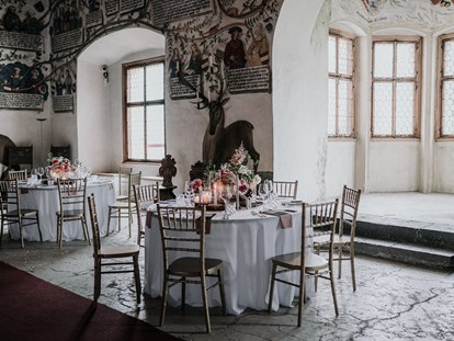 Hochzeit - Art der Location: Burg - Jenbach - Im Erker kann auch ein runder Tisch aufgestellt werden. Alternativ könnte sich hier die musikalische Begleitung abhalten - Schloss Tratzberg