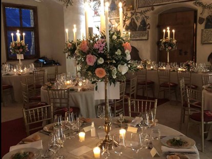 Hochzeit - Art der Location: Burg - Jenbach - Beispiel Set-Up einiger runder Tische im Habsburgersaal am Abend - Schloss Tratzberg