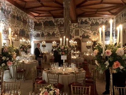 Hochzeit - Art der Location: Burg - Jenbach - Überblick einiger Tische im 180m2 Habsburgersaal am Abend - Schloss Tratzberg