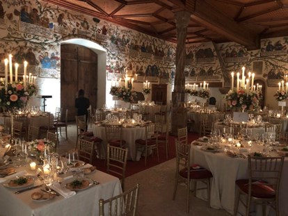 Hochzeit - Sommerhochzeit - Überblick einiger Tische im 180m2 Habsburgersaal am Abend - Schloss Tratzberg