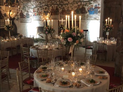 Hochzeit - Trauung im Freien - Beispiel Set-Up einiger runder Tische im Habsburgersaal am Abend - Schloss Tratzberg