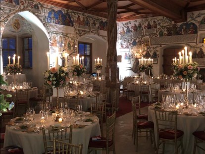 Hochzeit - Art der Location: Burg - Jenbach - Im Erker kann auch ein runder Tisch aufgestellt werden. Alternativ könnte sich hier die musikalische Begleitung abhalten - Schloss Tratzberg