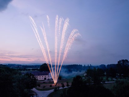 Hochzeit - Herbsthochzeit - Wallsee - Das Schloss Ernegg bietet die Möglichkeit ein Feuerwerk zu veranstalten. - Schloss Ernegg