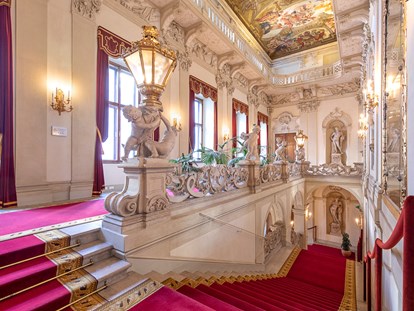 Hochzeit - Art der Location: Schloss - Wien - prunkvolle Feststiege als beeindruckender Entrée  - Palais Daun-Kinsky