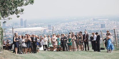 Hochzeit - Hochzeits-Stil: Rustic - Wien - Trauung im Freien über den Dächern Wiens.
Foto © stillandmotionpictures.com - Weingut Wien Cobenzl