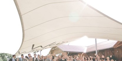 Hochzeit - Hochzeits-Stil: Fine-Art - Wien - Für ausreichend Schatten ist am Weingut Cobenzl gesorgt.
Foto © stillandmotionpictures.com - Weingut Wien Cobenzl