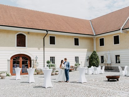 Hochzeit - Frühlingshochzeit - Oberösterreich - mediterraner Innenhof - perfekter Ort für die Agape - GANGLBAUERGUT