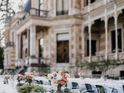 Hochzeit - Trauung im Freien - Gartenhochzeit in Wien mit Blick auf den Lainzer Tiergarten und die historische Hermesvilla. - Hermes Café Restaurant Labstelle