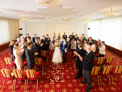 Hochzeit - Hochzeits-Stil: Fine-Art - Wien - Hotel Stefanie - Standesamtliche Trauung mit Gästen im Konferenzsaal - Hotel & Restaurant Stefanie