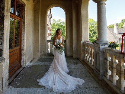 Hochzeit - Parkplatz: kostenlos - Franzen - Braut auf dem Balkon Schloss Ottenstein - Schloss Ottenstein